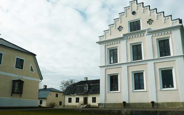 Två beigea hus i Johannisberg