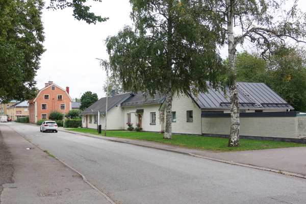 Beige och orangehus med spiraltrappam vid Församling­sexpedition Söderköping