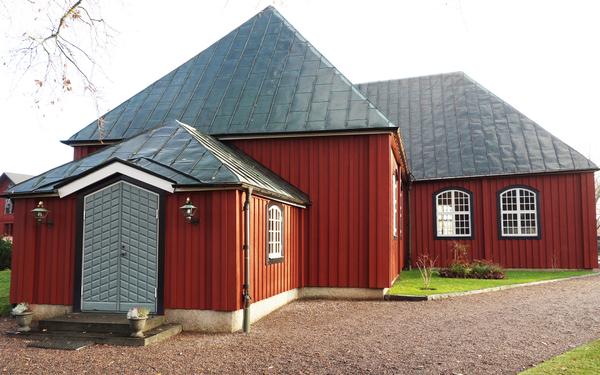 Jonsbergs kyrka med turkost tak, entré i form av grå dörr