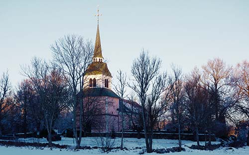 Östra Ny kyrka i solnedgången under vintern.