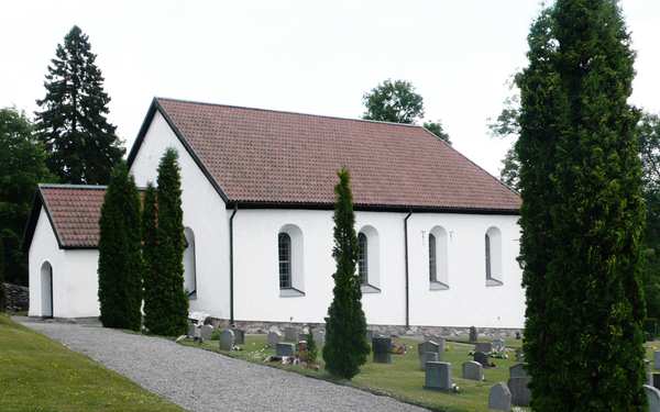 Rönö kyrka med klassiska medeltidsfönster.
