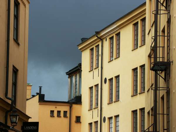 Gula byggnader med svarta detaljer i Knäppingsborg.