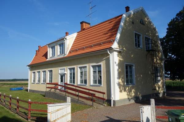 Ett gult tegelhus med vita knutar i Mjölby.