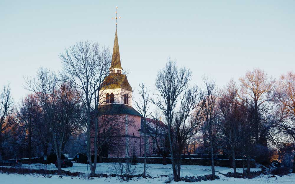 Vit kyrka i kallt ljus