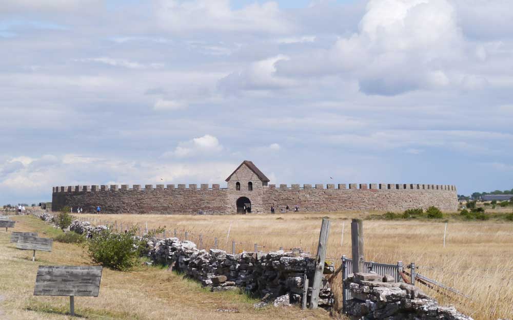 En lång rund mur med torn.
