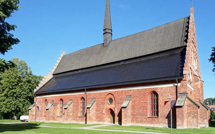 Rostfärgad stor kyrka