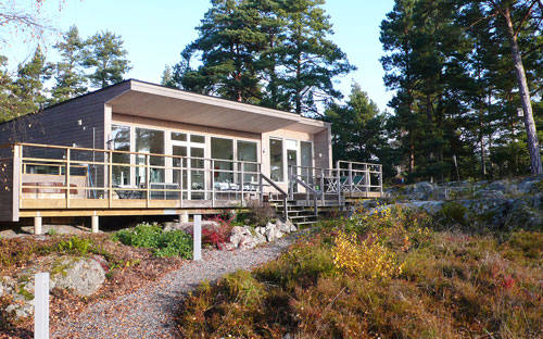 Ett strandhus i Arkösund med avskildhet placerad i naturen.