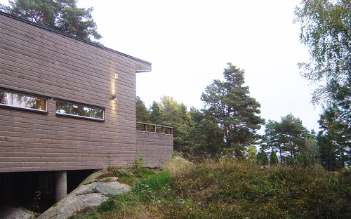 Brun träpanel på ett hus i skärgården.