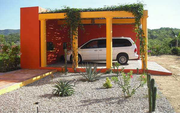 Skydd för en bil, gult med stråtak, i Mexiko.