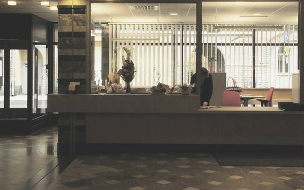 Personer i en reception till Kommunhuset Rosen.