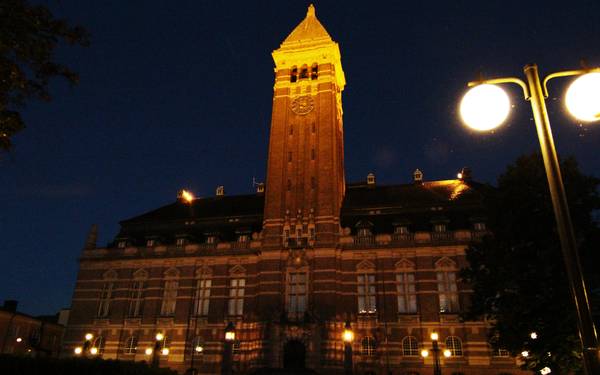 Norrköpings Rådhus som lyser upp under natten.