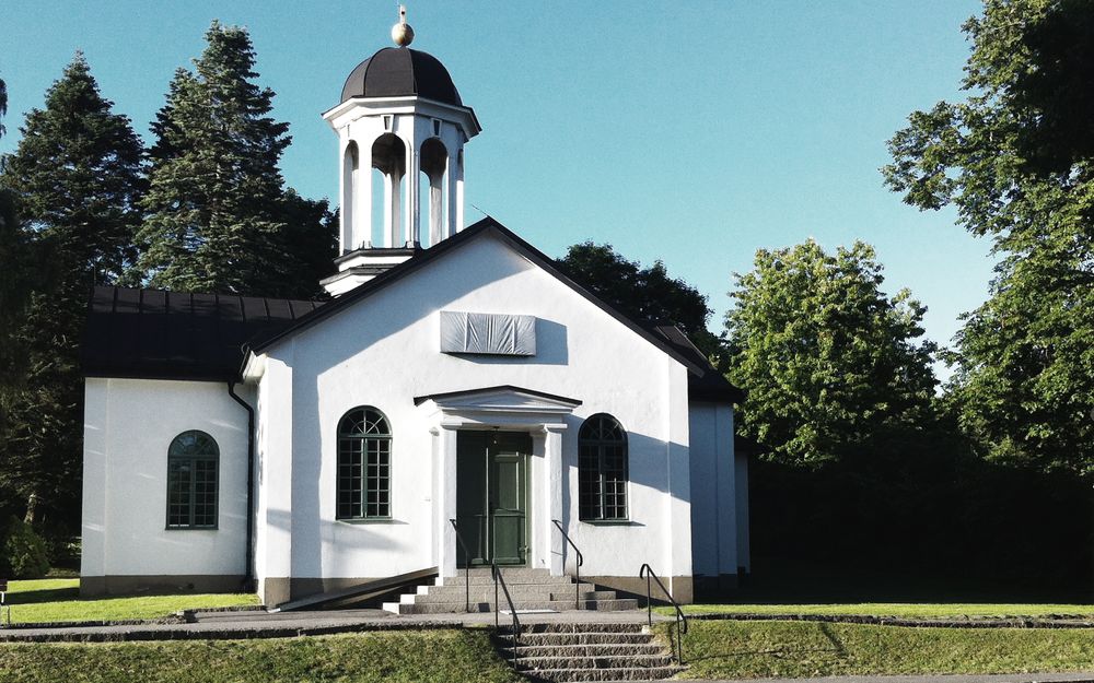 Rejmyre kyrka med skog runtomkring.