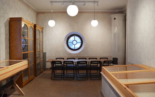 Matsal med långt bord och plats för många personer i Synagogan i Norrköping.