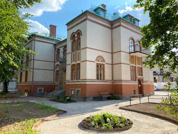 Beige och orangehus bland träd vid Dukaten, Söderbaumska Villan.