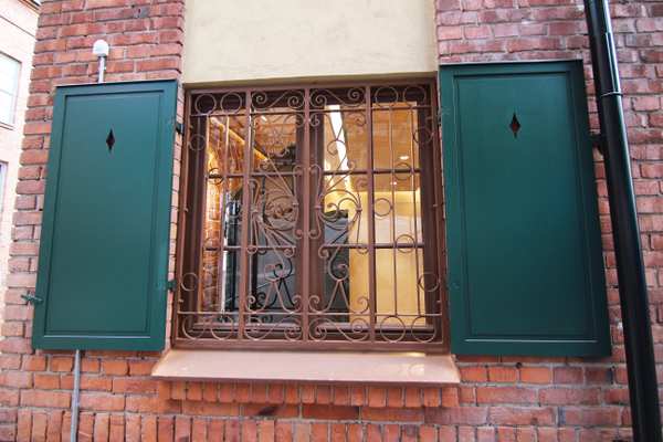 Fönsteri huvudkontoret för Sefab med galler och gröna luckor