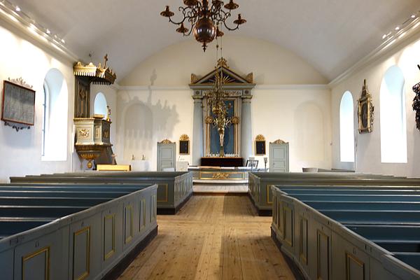 Kyrkoaltaret i belysning i Å Kyrka.