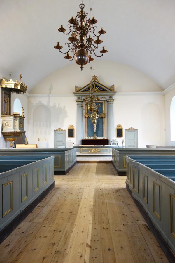 Kyrkoaltaret i belysning i Å Kyrka.