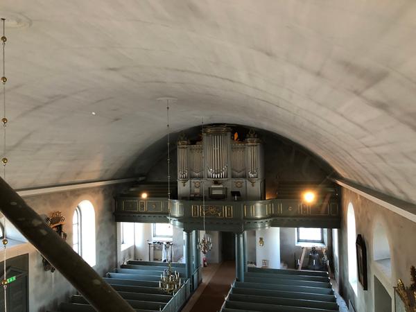 Tak smutsigt och slitet i Å Kyrka.