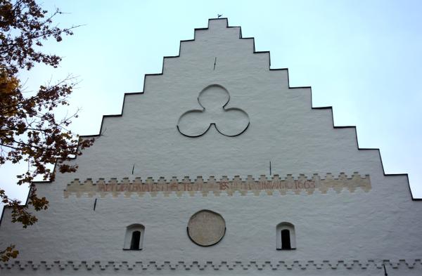 Dekoration på Drothems kyrkas gavel, snirkliga mönster.