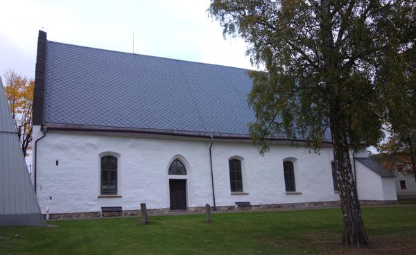 Kyrkosal I Drothems kyrka med vita väggar, vitt tak samt turkosa och guldiga detaljer.