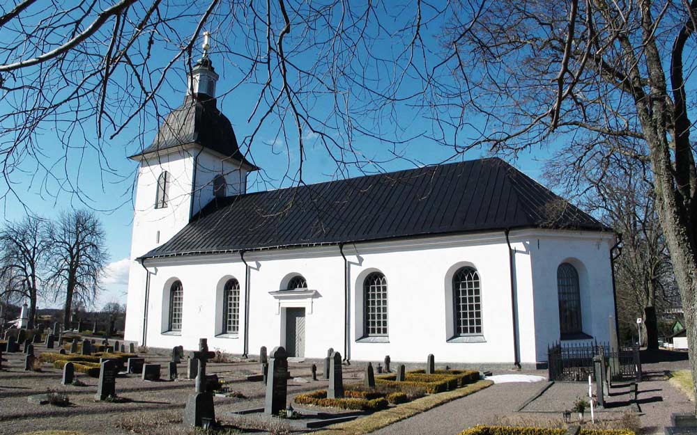 Hycklinge kyrka med svart nytt tak