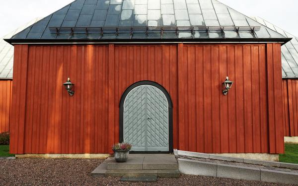 En kupad dörr i grått i Jonsbergs kyrka.