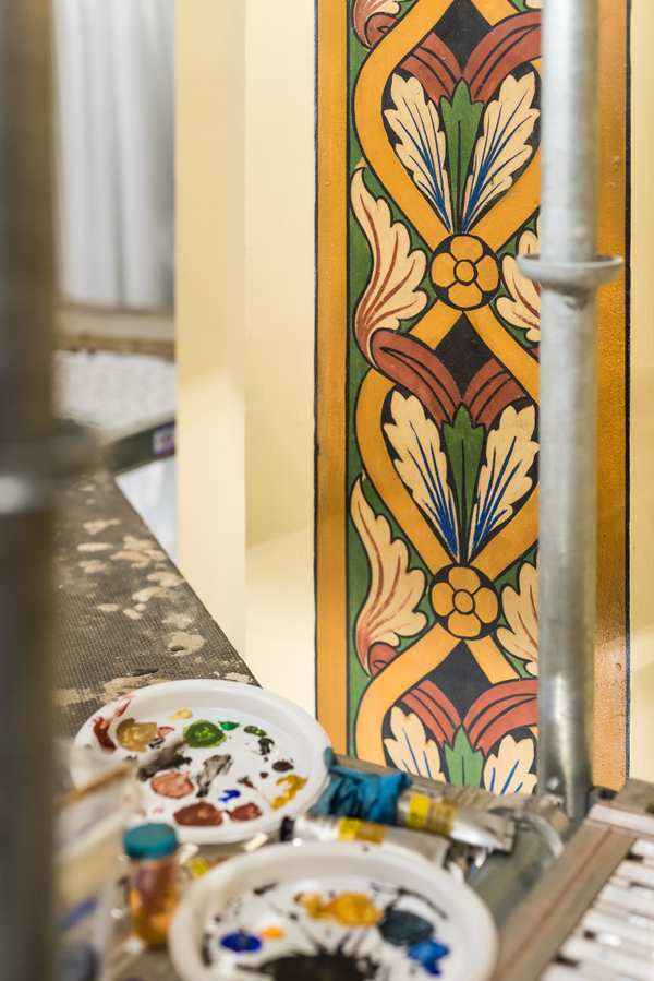 Målning med snirkliga blommor och färg i gult i Matteus kyrka.