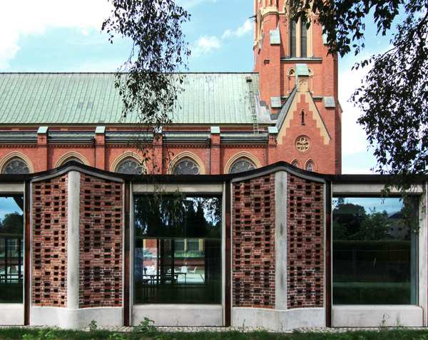 Glas-tillbygnad framför Matteus kyrka.