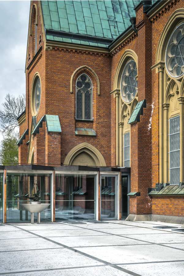 Glas-entré framför Matteus kyrka