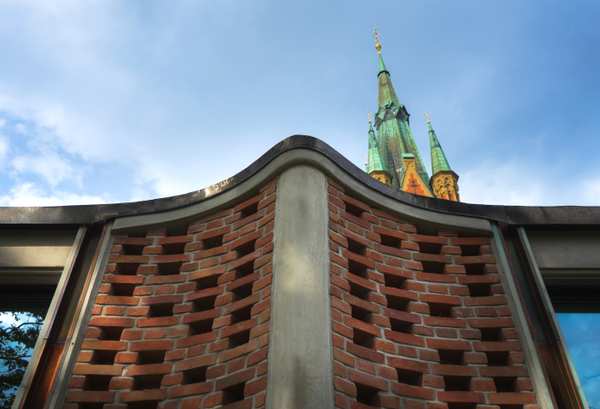 Detalj på Matteus kyrka, böjt hörn.