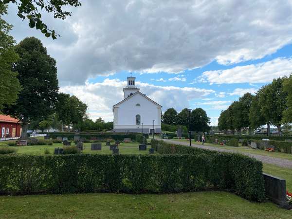 Mogata kyrka med omgivande grönska