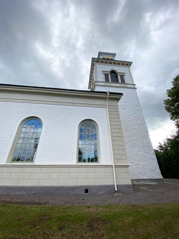 Mogata kyrka med ett torn