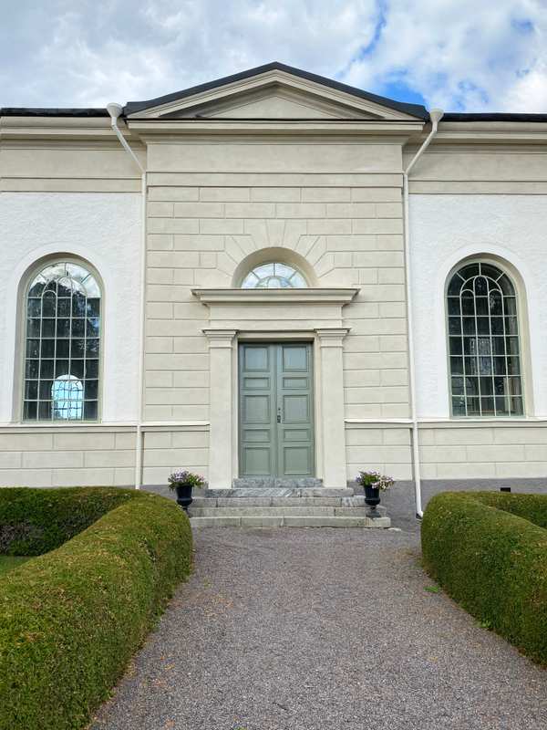 Mogata kyrka med grön dörr