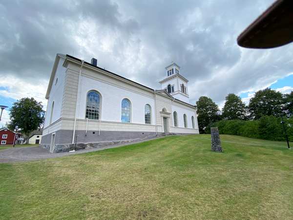 Mogata kyrka med gräs framför