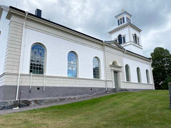 Mogata kyrka med kupande fönster