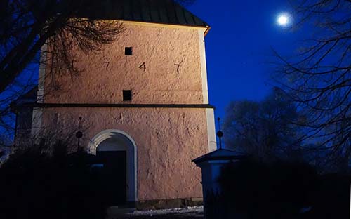 Östra Ny kyrka under nattetid. Kyrkan byggdes år 1747.