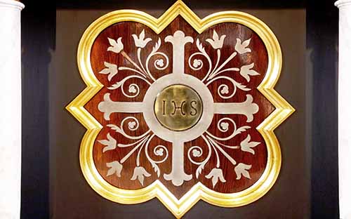 Ett emblem i guld och röd samt vit färg i Östra Ny kyrka.