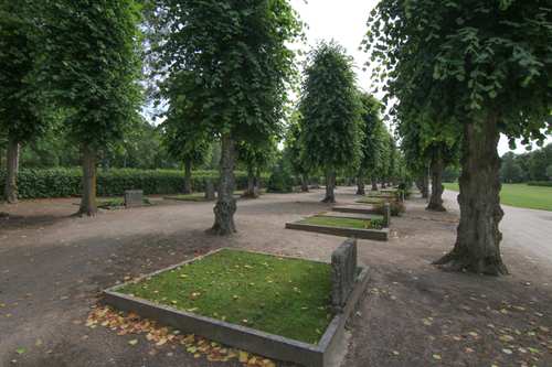 Gravsten med grönska vid Oxelösunds kyrkogård.