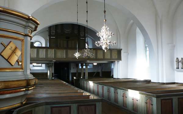 Rönö kyrka med klassiska medeltidsfönster.