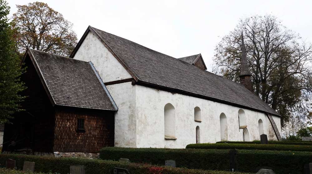 Risinge gamla kyrka i vitt och brunt.