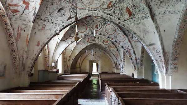 Målning i taket inuti kyrkan vid Sankta Maria kyrkogård.