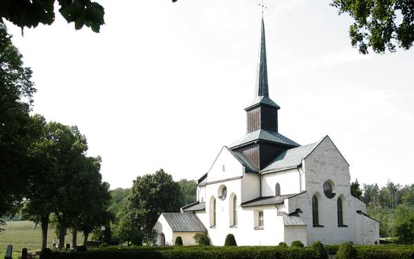 Skällviks kyrka och omgivande grönska