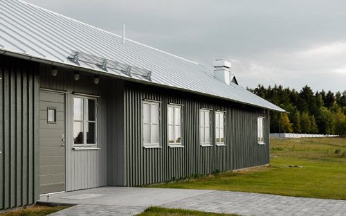 Grön byggnad vid Skänninge kyrkogård.