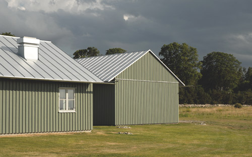 Gröna byggnader på Skänninge kyrkogård.