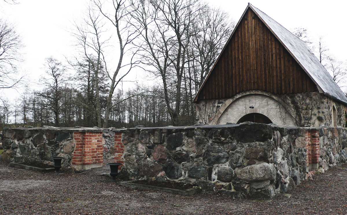 S:t Anna gamla kyrka med en stenmur runt