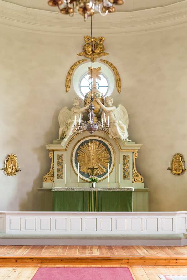 Altare iTryserums kyrka med statyer och guld.