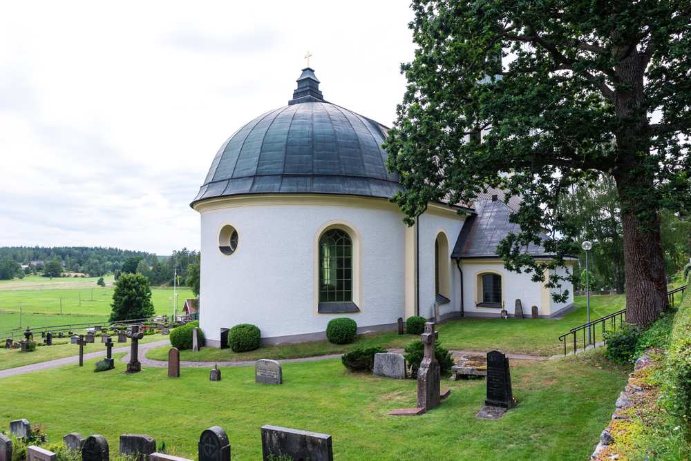 Tryserums kyrka i vitt med kupol