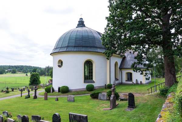 Tryserums kyrka med ett en kupol.