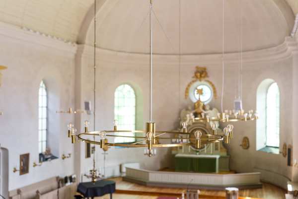 Detaljer på en ljuskrona i Tryserums kyrkas tak.