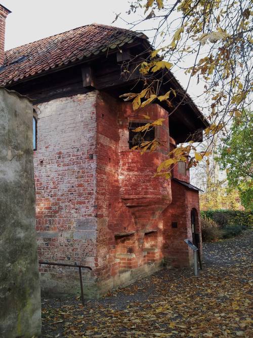 Gammal tegelbyggnad i Vadstena kloster.